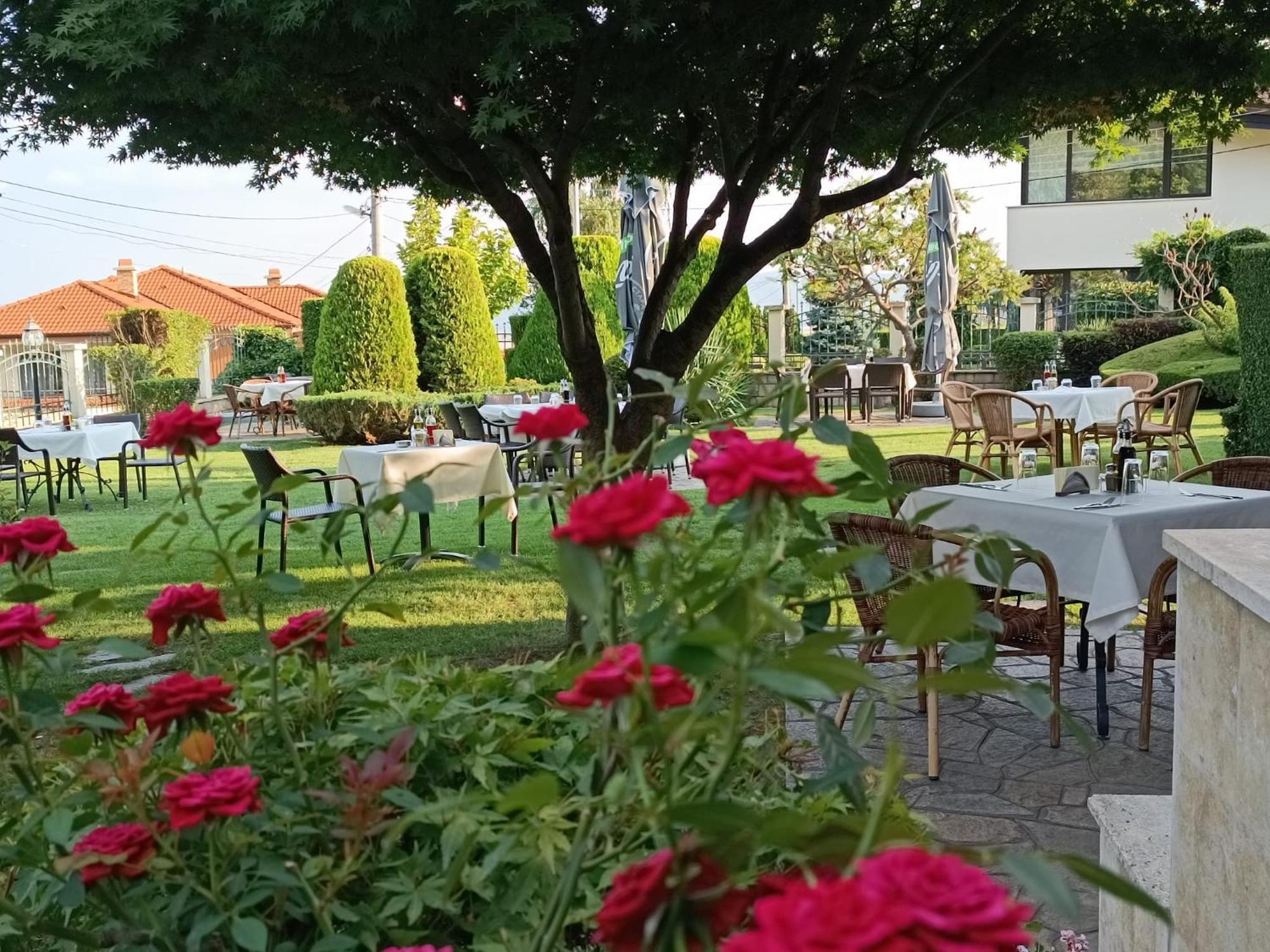 Hotel-Restaurant Almond คาร์โลโว ภายนอก รูปภาพ