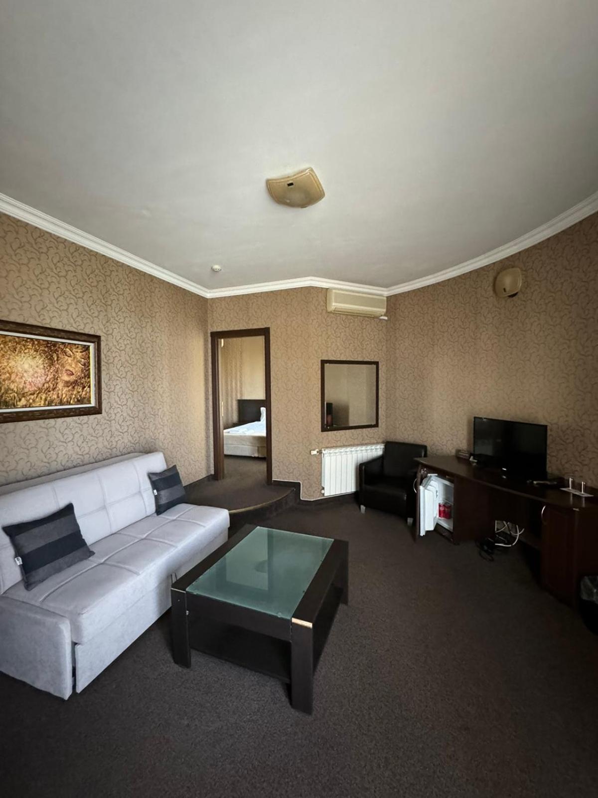 Hotel-Restaurant Almond คาร์โลโว ภายนอก รูปภาพ