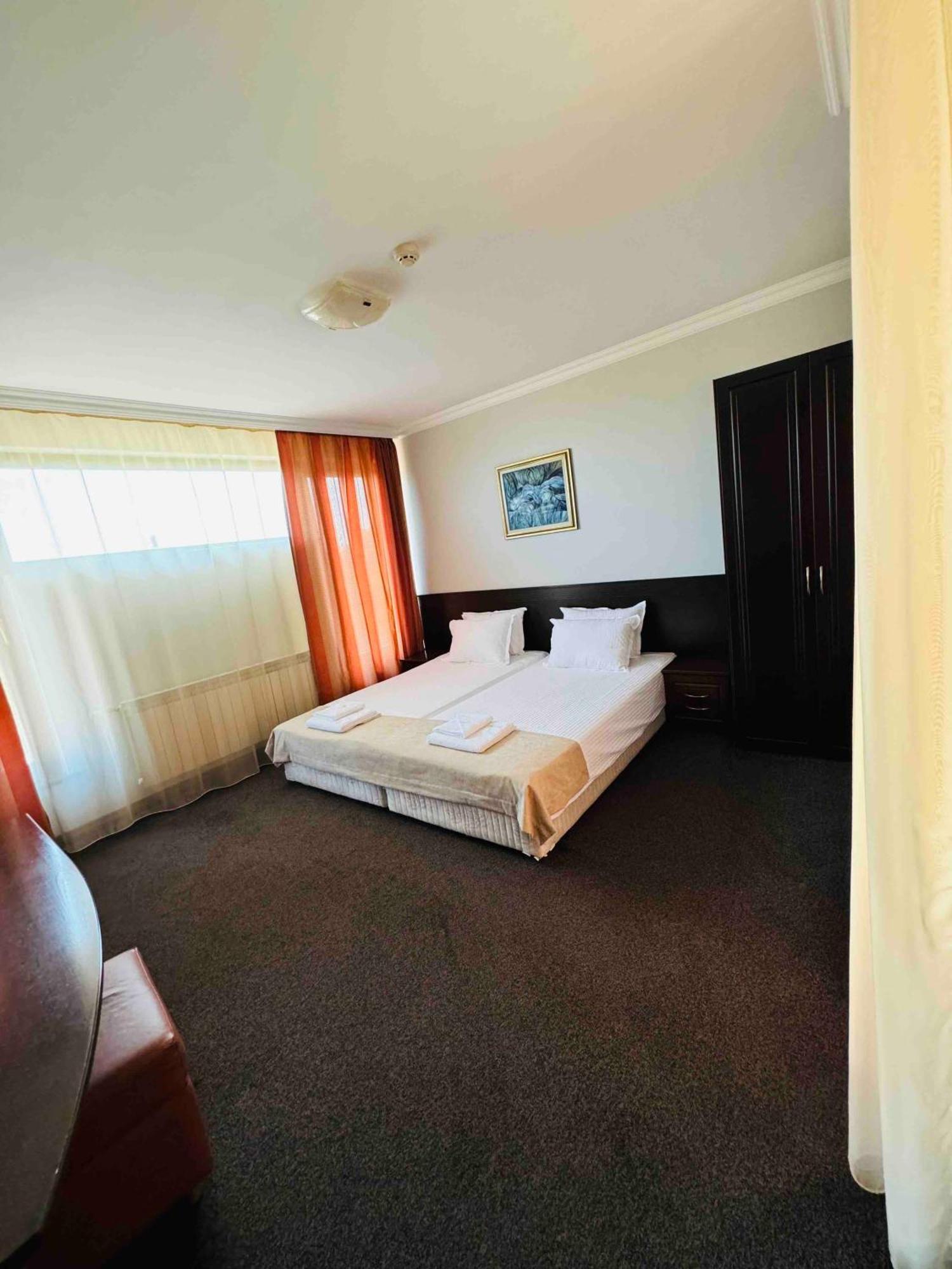Hotel-Restaurant Almond คาร์โลโว ภายนอก รูปภาพ