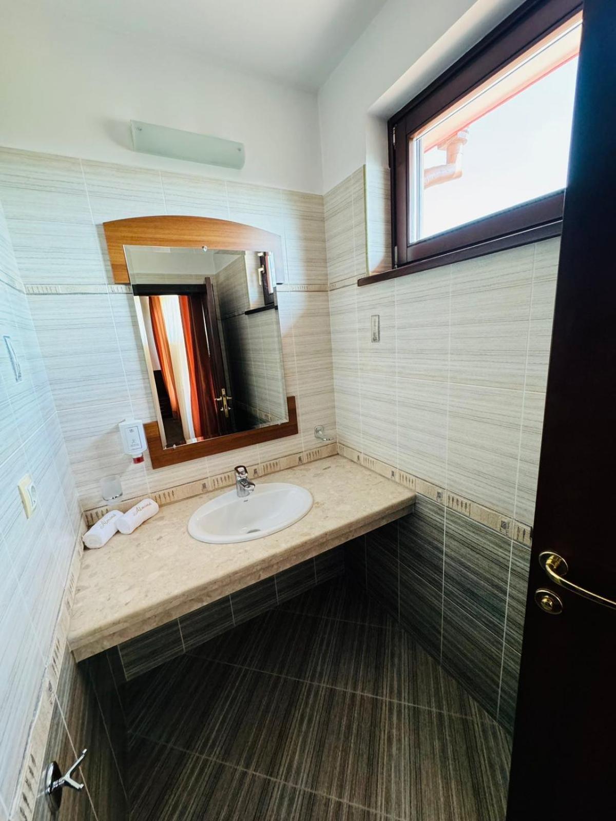 Hotel-Restaurant Almond คาร์โลโว ภายนอก รูปภาพ