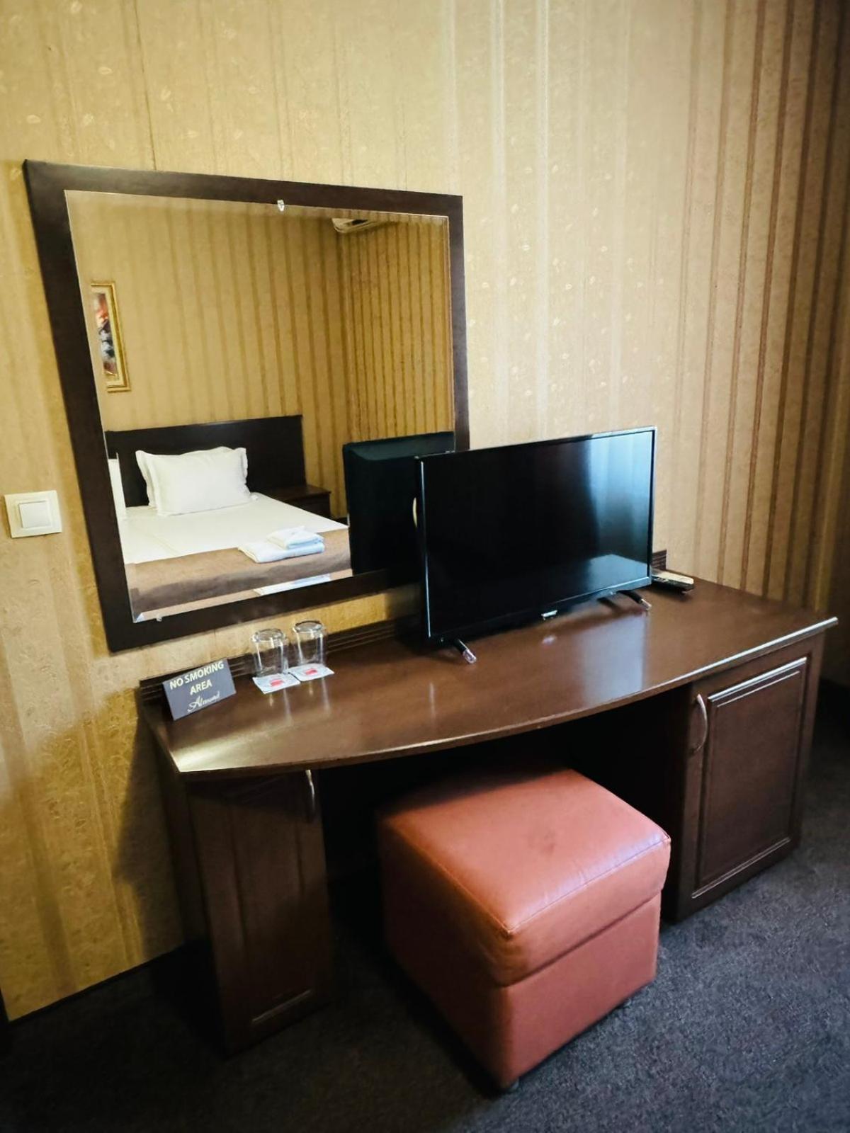 Hotel-Restaurant Almond คาร์โลโว ภายนอก รูปภาพ