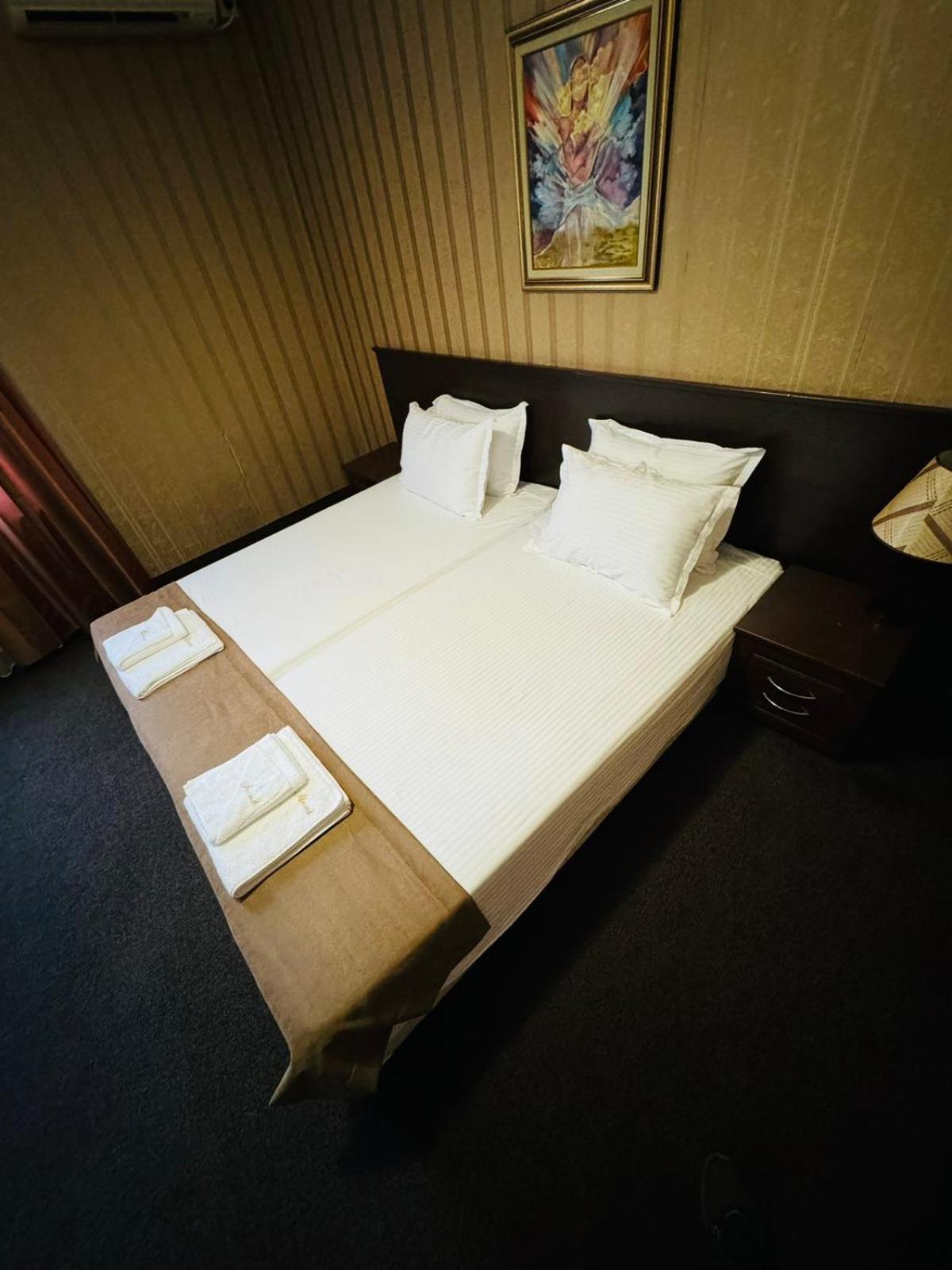 Hotel-Restaurant Almond คาร์โลโว ภายนอก รูปภาพ