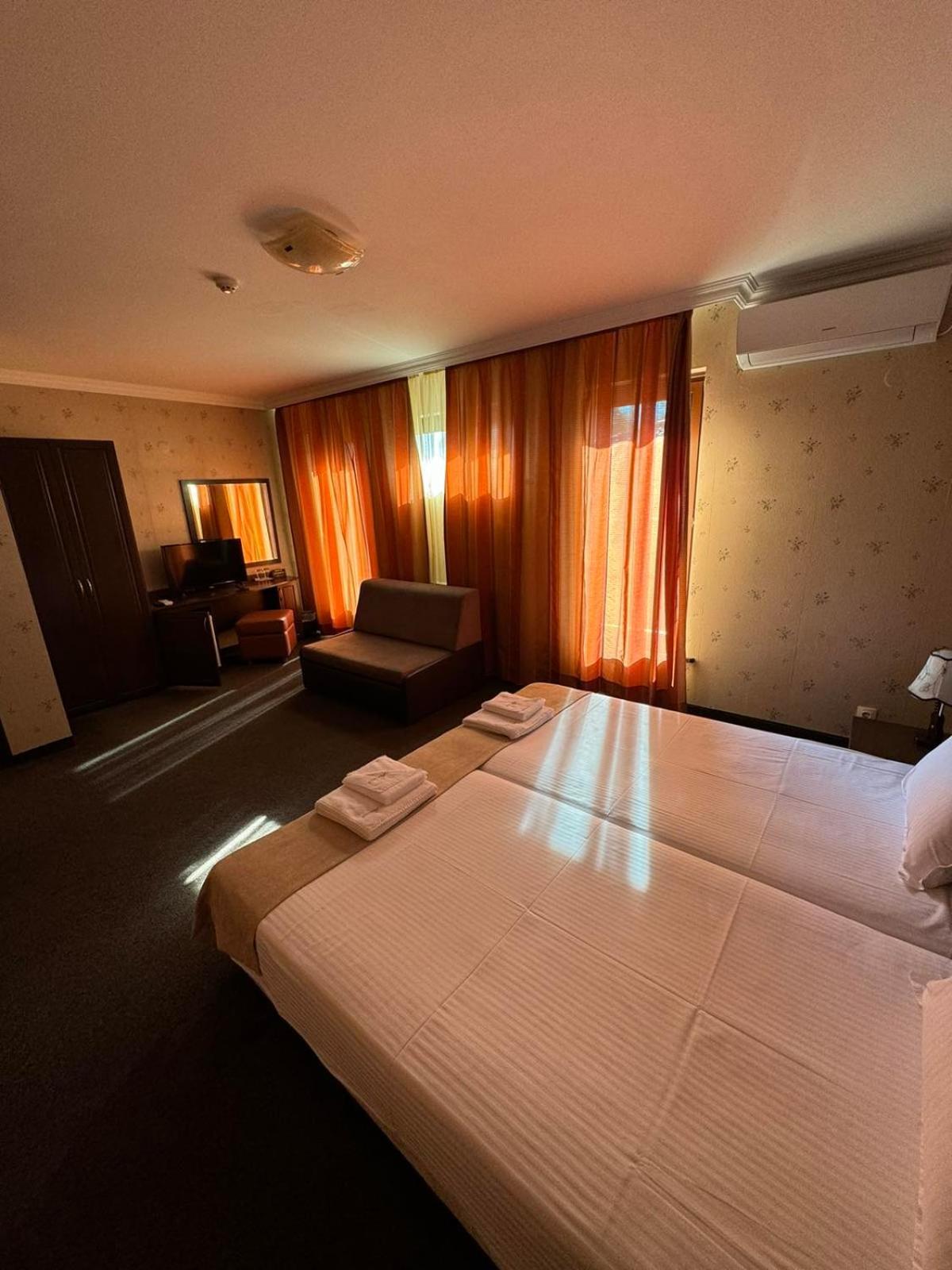 Hotel-Restaurant Almond คาร์โลโว ภายนอก รูปภาพ