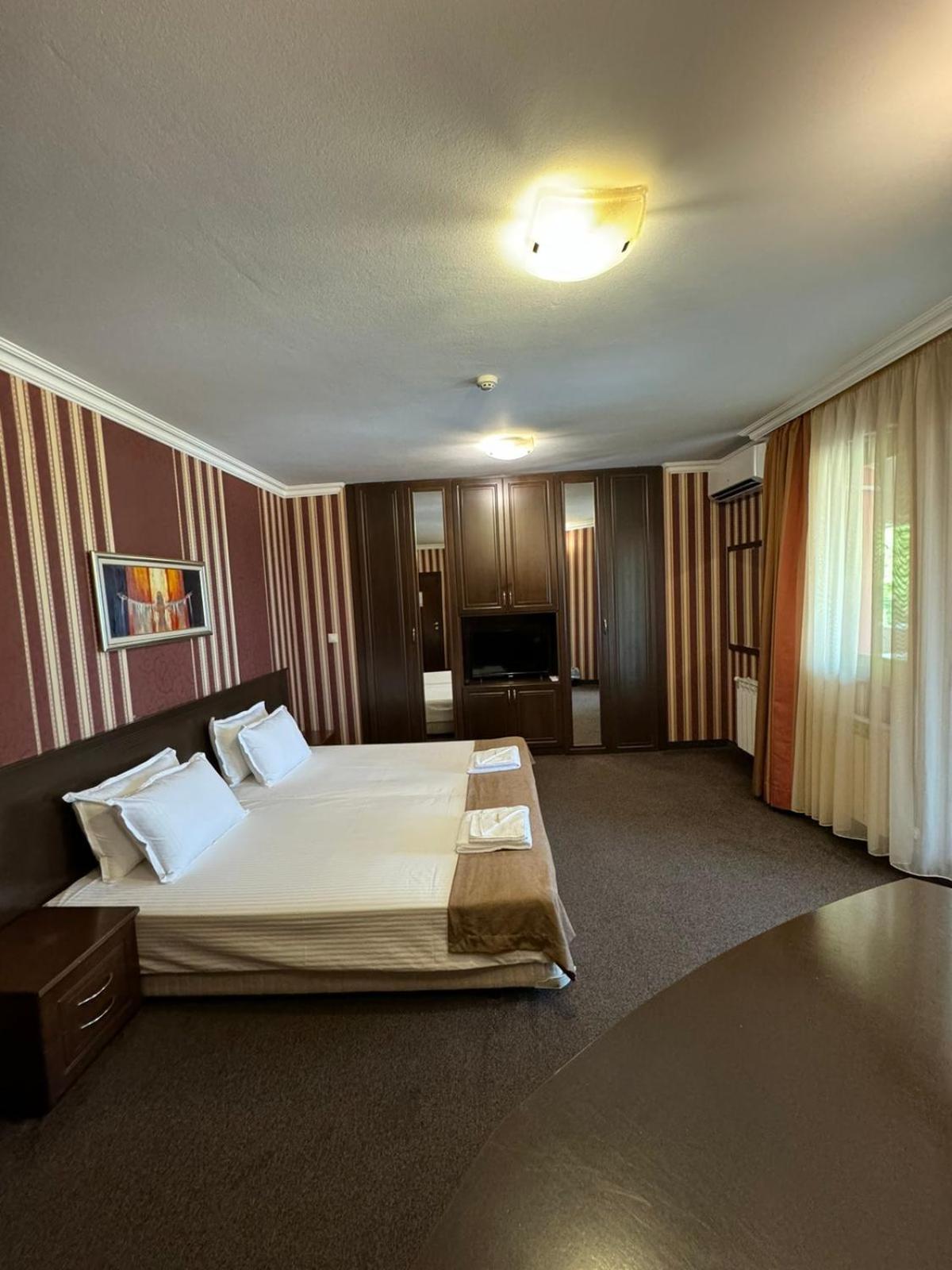 Hotel-Restaurant Almond คาร์โลโว ภายนอก รูปภาพ