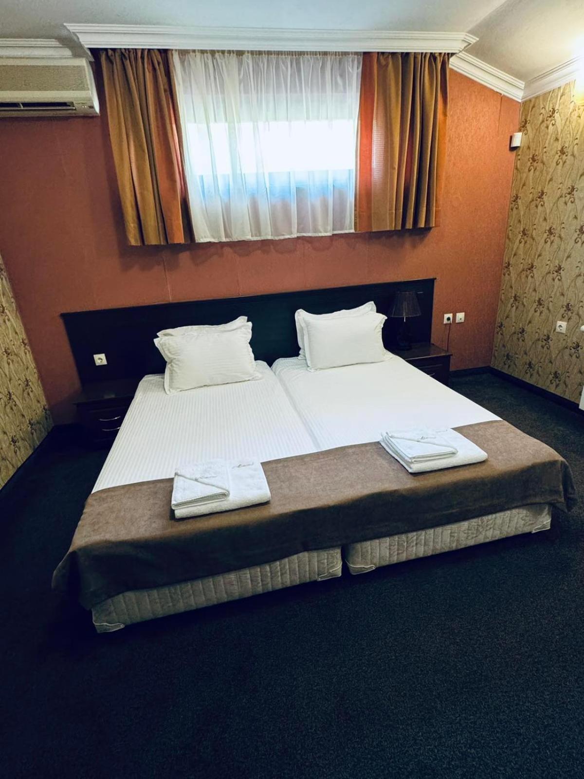 Hotel-Restaurant Almond คาร์โลโว ภายนอก รูปภาพ
