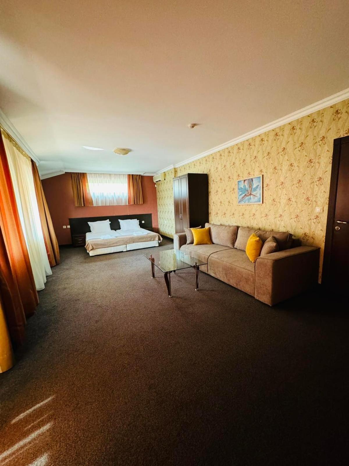 Hotel-Restaurant Almond คาร์โลโว ภายนอก รูปภาพ