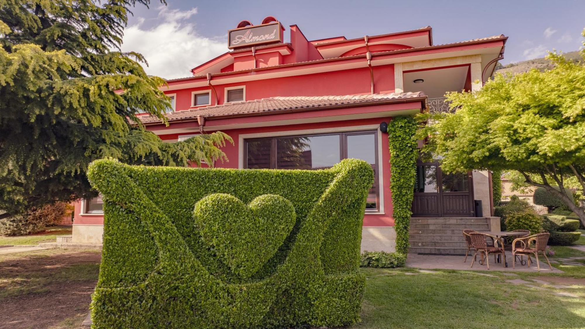 Hotel-Restaurant Almond คาร์โลโว ภายนอก รูปภาพ