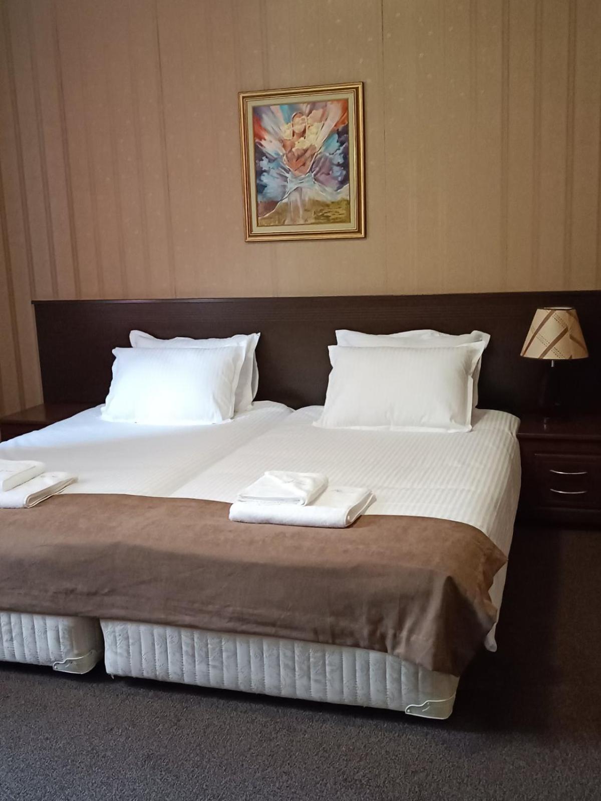 Hotel-Restaurant Almond คาร์โลโว ภายนอก รูปภาพ